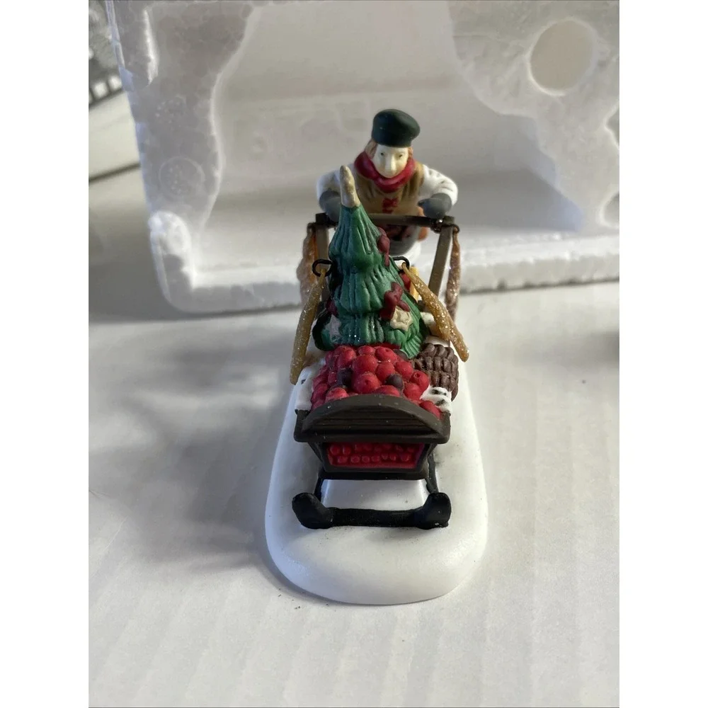 NIB DEPT 56 GINGERBREAD VENDOR HERITAGE DICKENS SNOW VILLAGE 58402 CHRISTMAS